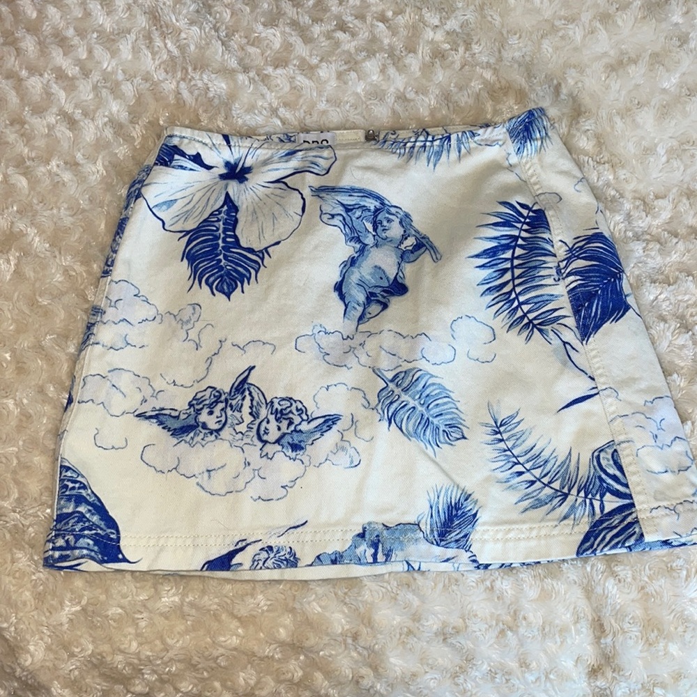 Blue and white patterned mini-skirt